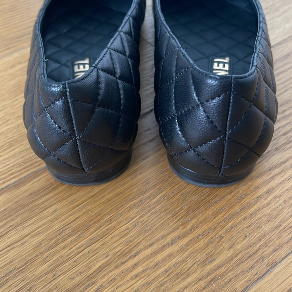 CHANEL Black Quilted Leather CC Logo Ballet Flats - Picture 5 of 9